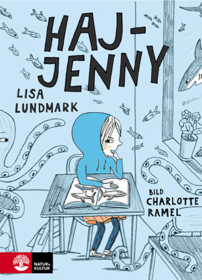 Haj-Jenny sitter vid en skolbänk.