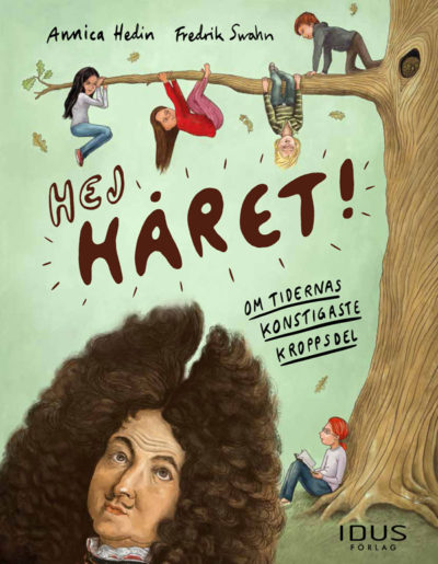 Ett manshuvud med en väldig hög peruk tittar fram framför ett träd som några barn klättrar i. Ovanför mannens huvud står det Hej håret.