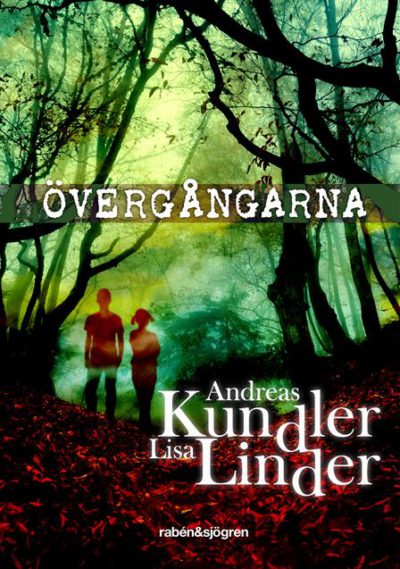 Bokens framsida. Det är en grön skog, med en röd stig. En bit bort på stigen syns silhuetter av två barn.