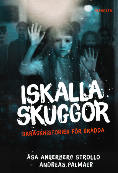 En läskig flicka står på andra sidan ett fönster.