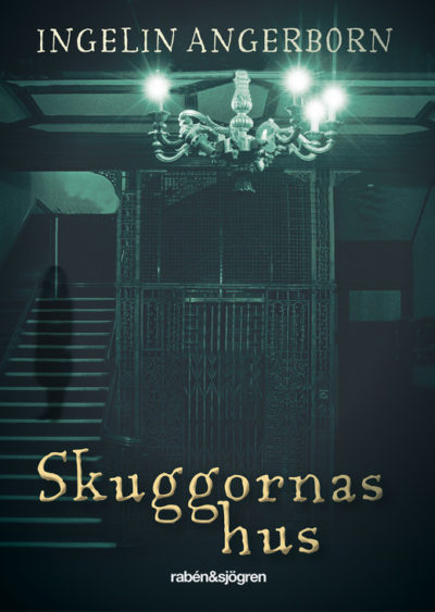 Bokens framsida har en mörk hiss och en ljuskrona.