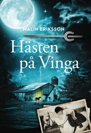 Månen lyser över ett stall