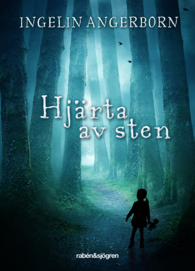 En silhuett av ett barn i en mörk skog