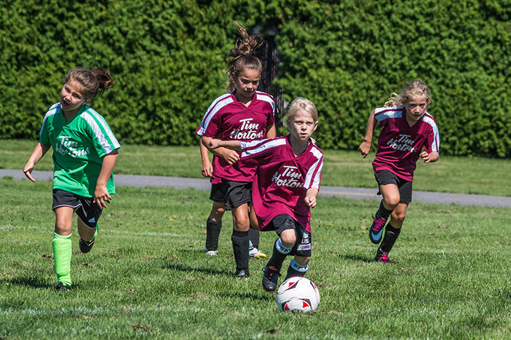 Tjejer som spelar fotboll.