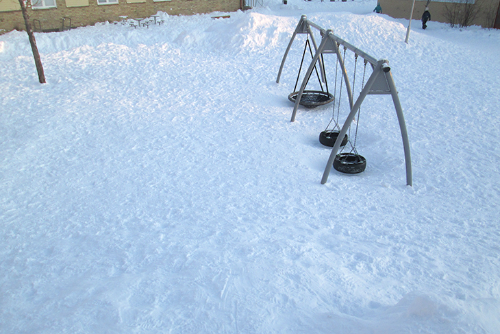 Foto på en översnöad skolgård.