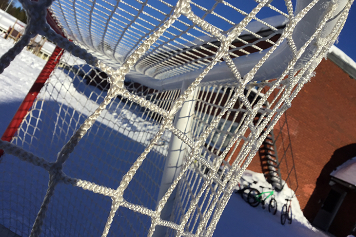 Ett fotbollsmål och snö.