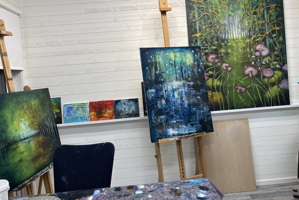 Tavlor som Ulrika har skapat.