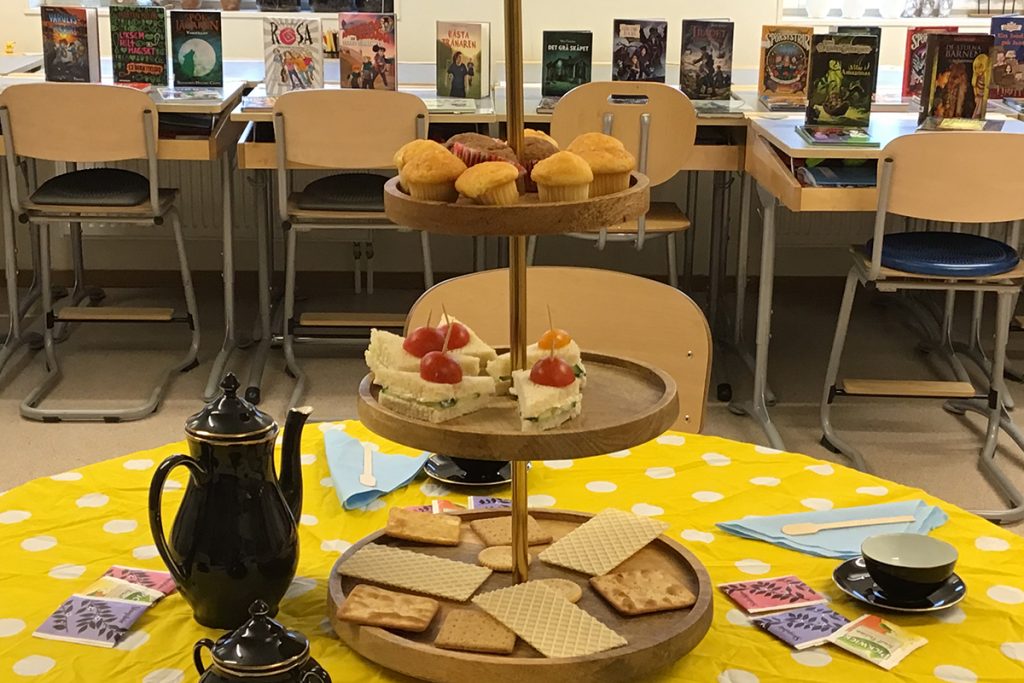 Kakor uppställda på ett bord.