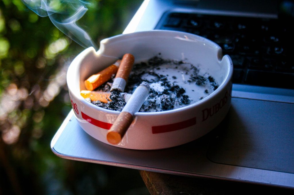 Närbild på cigaretter och ett askfat.