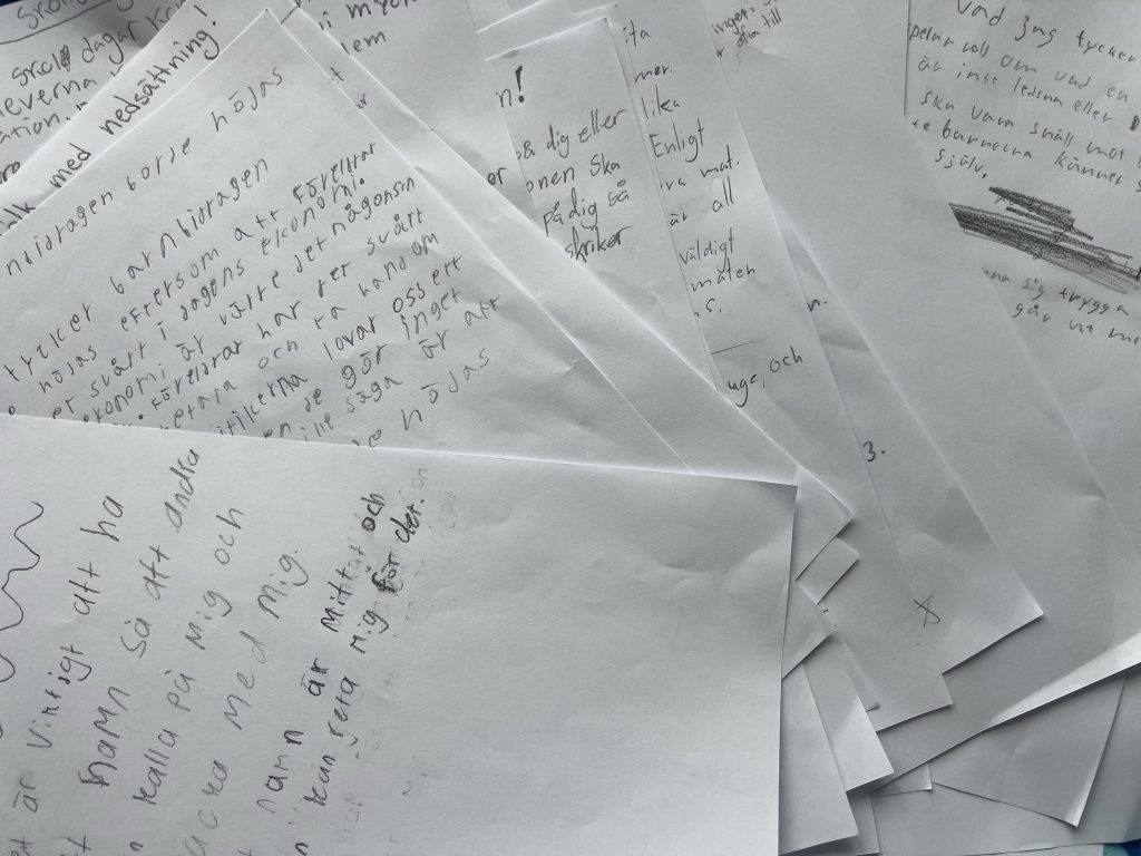 en hög med handskrivna insändare